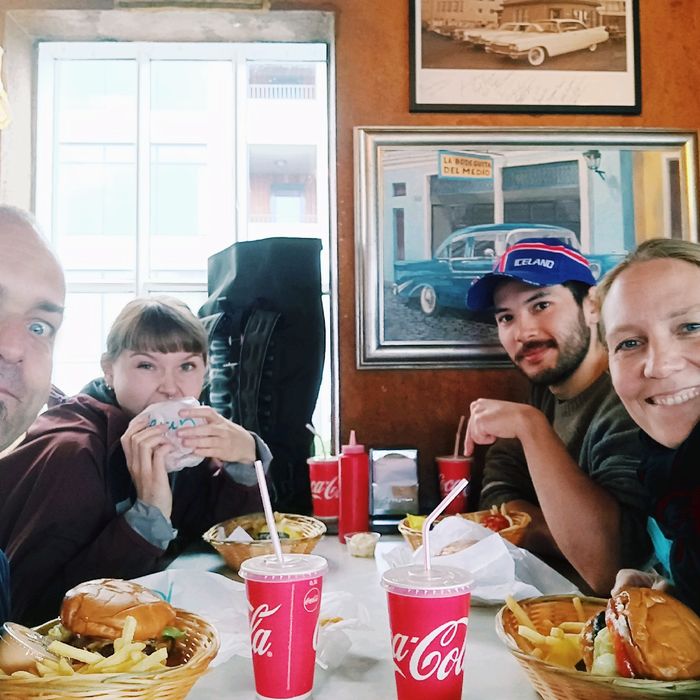 Joschi, Nina, Jeff und Annika beim mittlerweile obligatorischen Burger am letzten Tag in Reykjavík