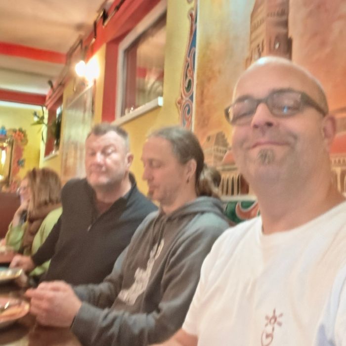 John, Joschi und Marc mitbweiteren Teilnehmenden im indischen Restaurant