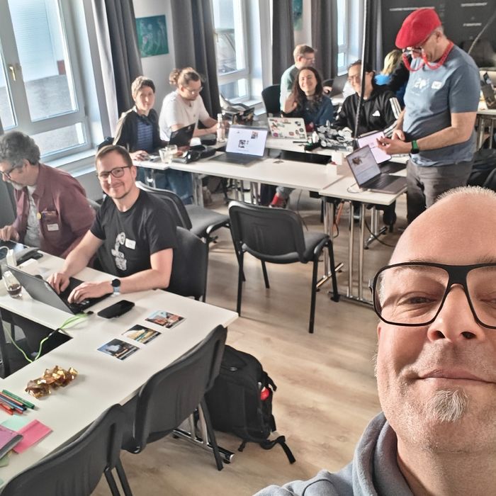Selfie der IndieWebCamp-Teilnehmenden, Joschi im Vordergrund
