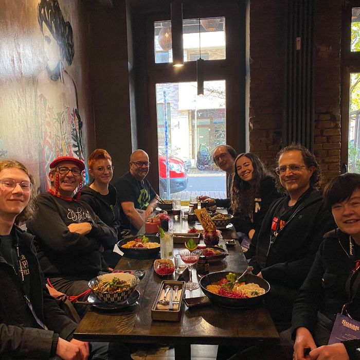 Personen beim Mittagessen