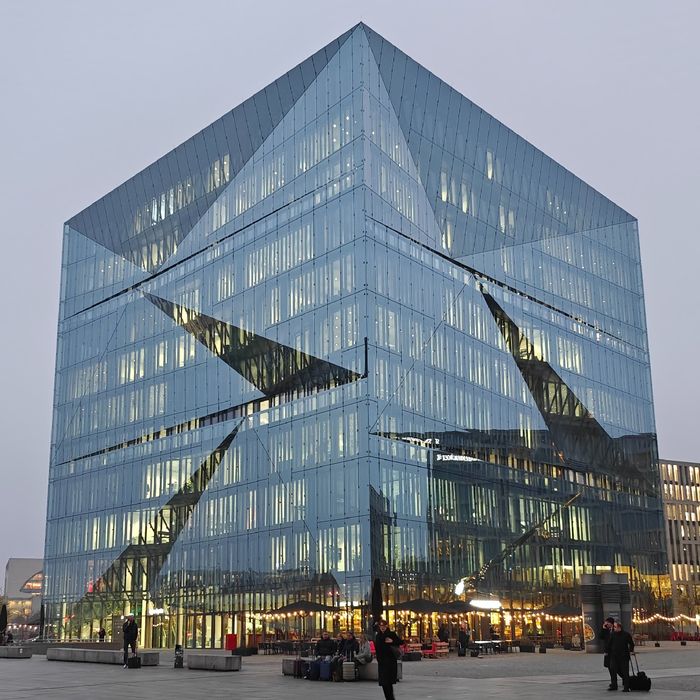 Großes Gebäude mit Glasfassade gegenüber des Berliner Hauptbahnhofs