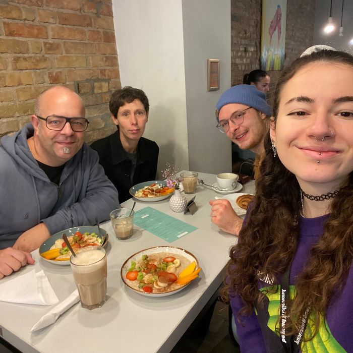 Joschi, Sonja, Jakob und Nora beim Frühstück