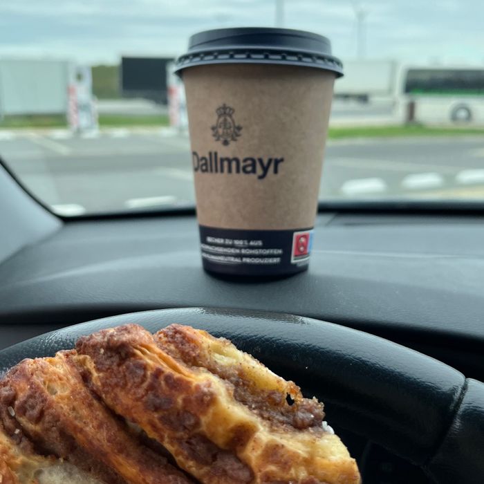 Kaffee und Franzbrötchen auf Autobahnparkplatz