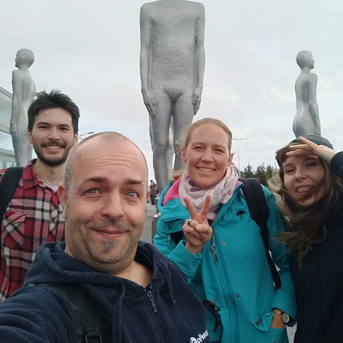 Jeff, Joschi, Annika und Nina vor dem Leifur-Eriksson-Flughafen in Keflavík