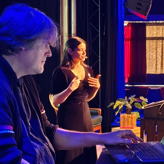 Tobi und Ana auf der Bühne, Perspektive von der Seite