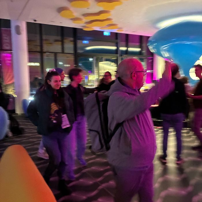 Joschi, winked und die Bar verlassend