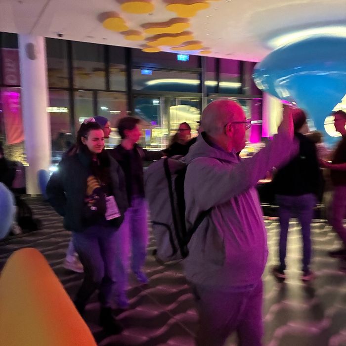 Joschi, winked und die Bar verlassend