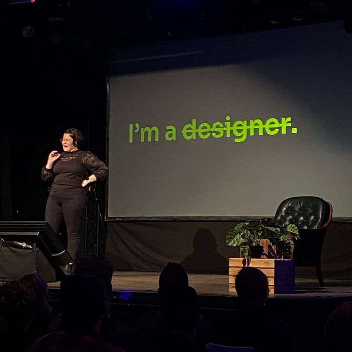 Speakerin vor Präsentation