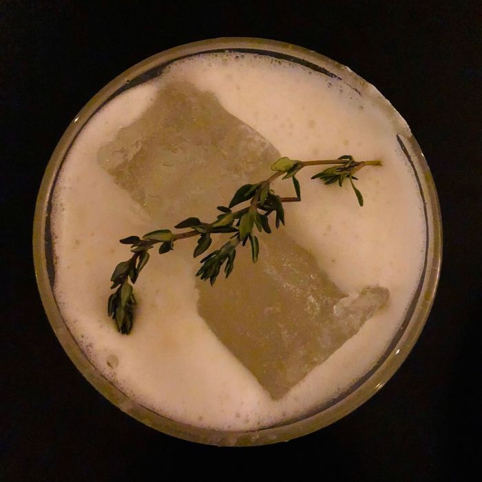 Ein Cocktail mit Thymianzweigen