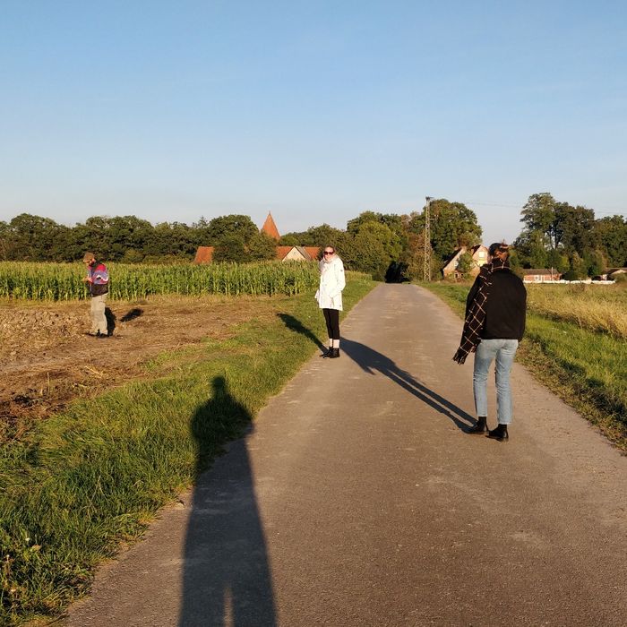 Bertram, Annika und Nina in der Landschaft verteilt. Die tiefstehende Sonne wirft lange Schatten.