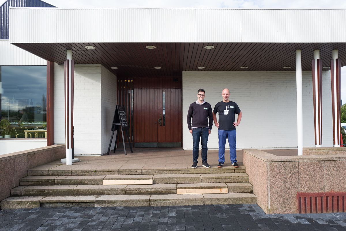 Brian Suda und Joschi Kuphal vor dem Nordischen Haus in Reykjavík, Island