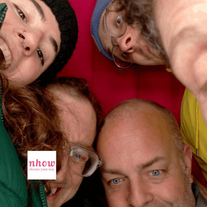 Nora, Tantek, Jakob, Joschi und Sonja dicht gedrängt in einer Fotobox. Alle Gesichter sind stark angeschnitten.