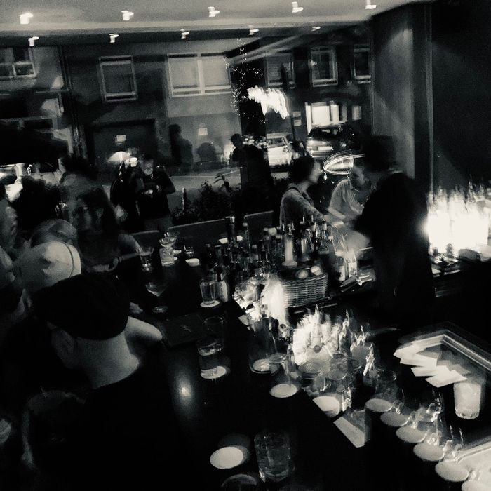 Eine Cocktail-Bar von oben, schwarz-weiß und mit Unschärfe fotografiert