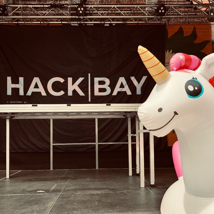 Hack-Bay Banner mit aufblasbarem Einhorn im Vordergrund