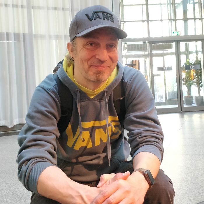 Marc Thiele.mit Baseball-Cap in der Lobby des nh-Hotels