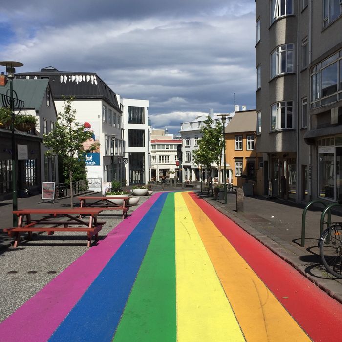 Eine Straße mit Regenbogenstreifen