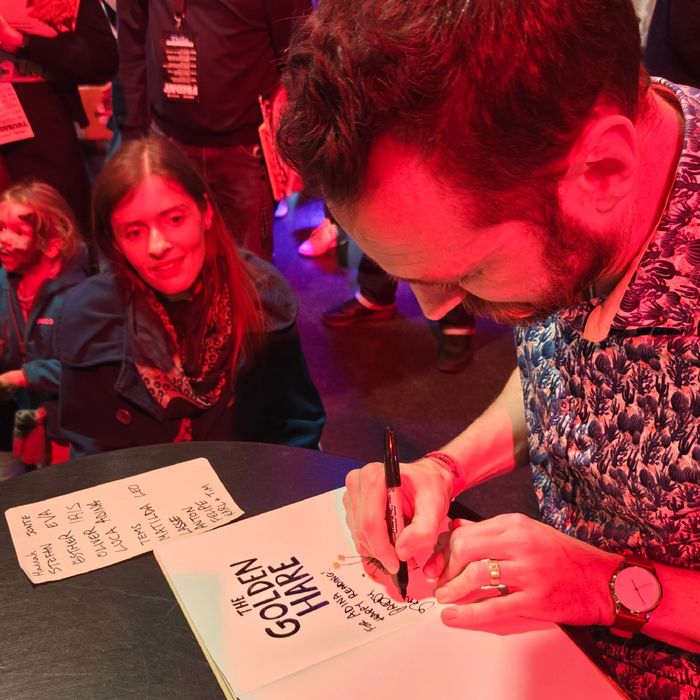 Adina lässt sich ein Buch von Paddy Donelly signieren