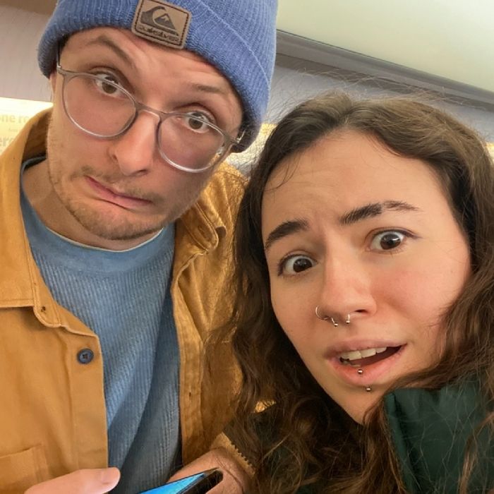 Selfie von Nora und Jakob mit entsetzten Grimassen