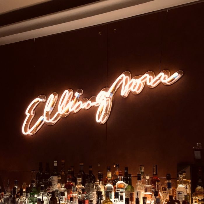 Neonschrift Ellington über einer Bar