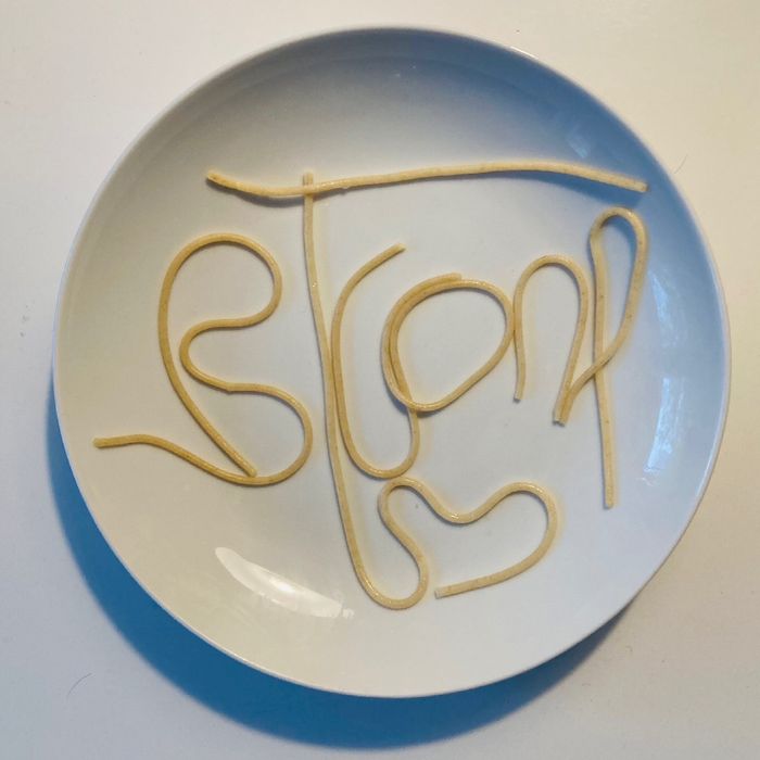 Blick auf einen Teller von oben. Aus Spaghetti ist das Wort btconf und ein Herz gelegt