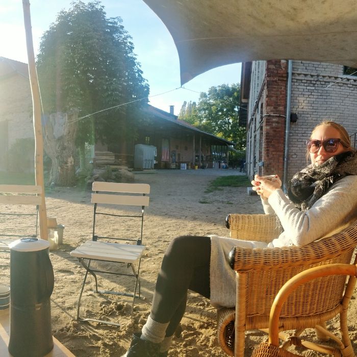 Annika mit einer Tasse Tee in der Abendsonne auf einem Korbsessel