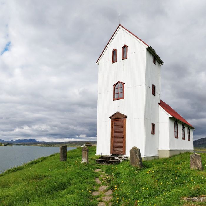 Kleine Kirche am Seeufer