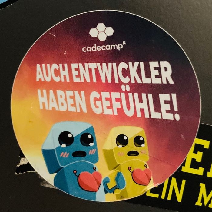 Ein Sticker mit dem Text „Auch Entwickler haben Gefühle“