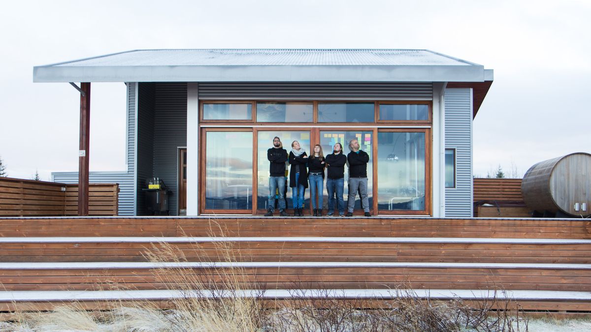 Bertram, Annika, Nina, Kai und Joschi vor einem isländischen Landhaus im November 2018