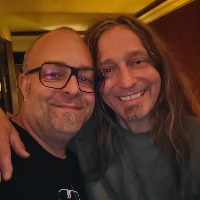 Joschi und Marc lachen in die Kamera