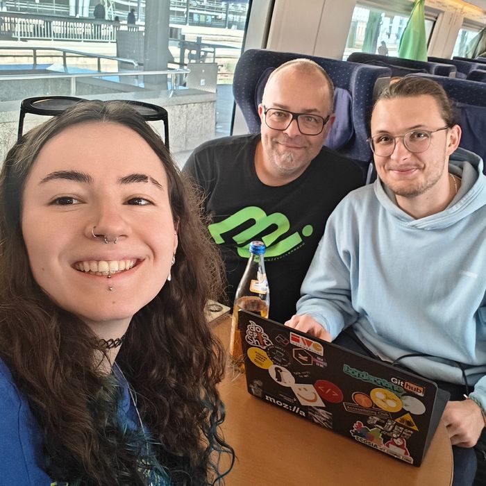 Nora, Joschi und Jakob im Zug nach Düsseldorf