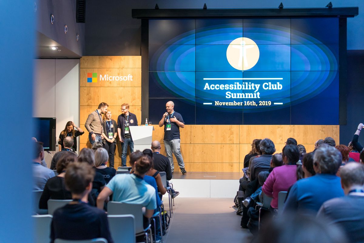 5 Organisatoren des Accessibility Club Summits 2019 stehen auf der Microsoft-Bühne und moderieren die Veranstaltung an