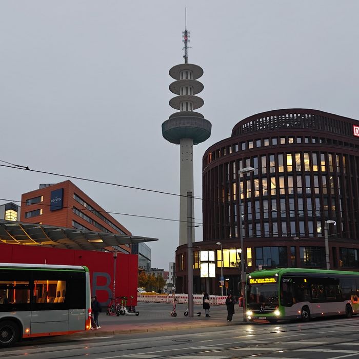 Blick auf den Hannover'schen Funkturm im Morgengrauen