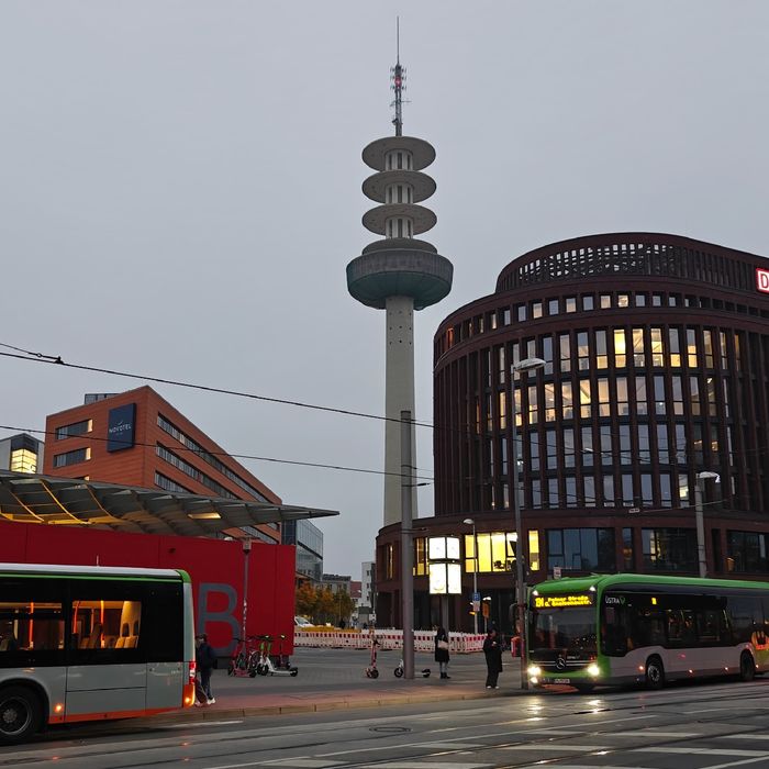 Blick auf den Hannover'schen Funkturm im Morgengrauen