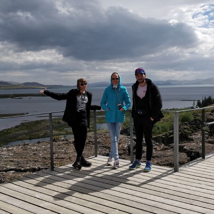 Nina, Jeff und Annika am Rande der Ebene, an der sich vor rund 1000 Jahren die Isländer zum jährlichen Parlament getroffen haben
