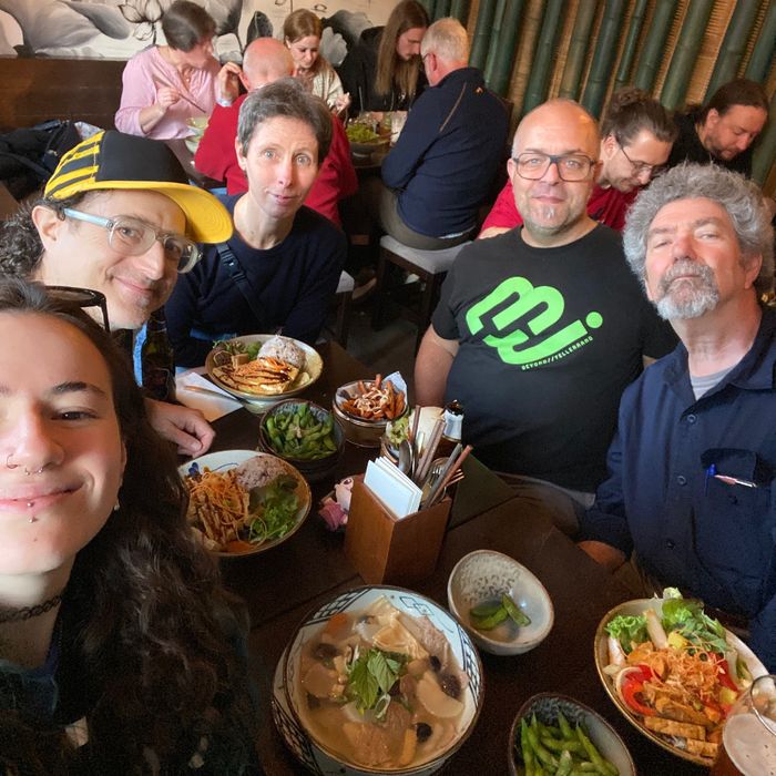 Nora, Tantek, Sonja, Joschi und Jeremy beim Essen