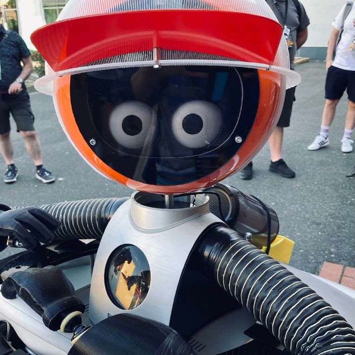 Ein Roboter mit großen Augen