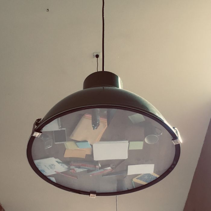 Post Its spiegeln sich in einer Lampe