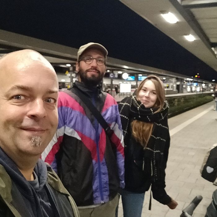 Joschi, Bertram und Nina auf dem Bahnsteig in Nürnberg