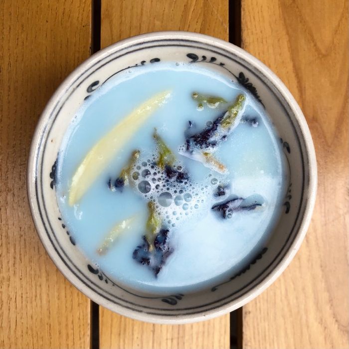 Reismilchtee mit Ingwer und blauen Blüten