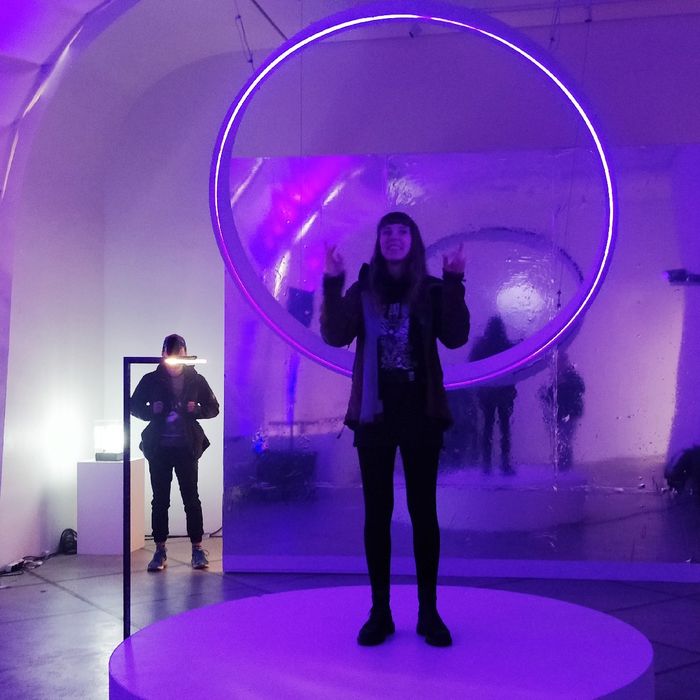 Nina bedient ein interaktives audiovisuelles Kunstwerk, indem sie mit einem Ring Licht- und Soundeffekte auslöst