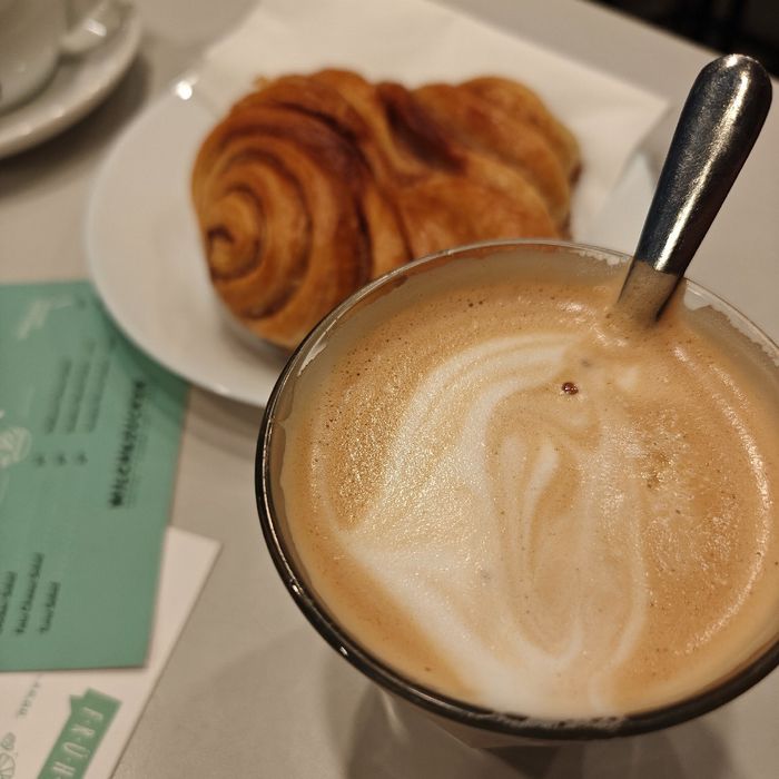 Kaffee, Franzbrötchen und Speisekarte des Milch und Zucker