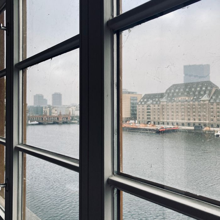 Blick aus dem Fenster auf die Spree. Es ist ein grauer Tag.