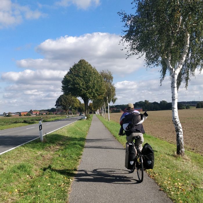 Bertram auf dem Fahrrad mit wehender Jacke