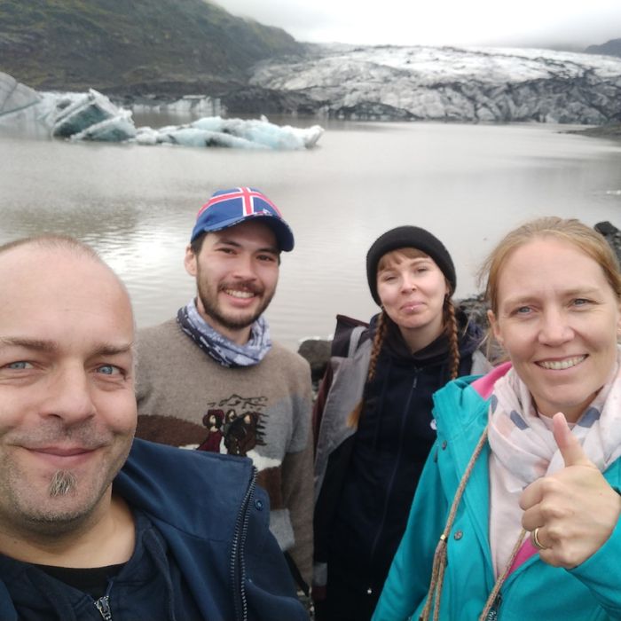 Joschi, Jeff, Nina und Annika vor der imposanten Kulisse eines kalbenden Gletschers