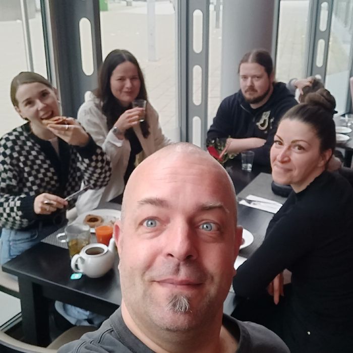 Nina, Sophie, Kai, Angie und Joschi beim Frühstück im Hotel