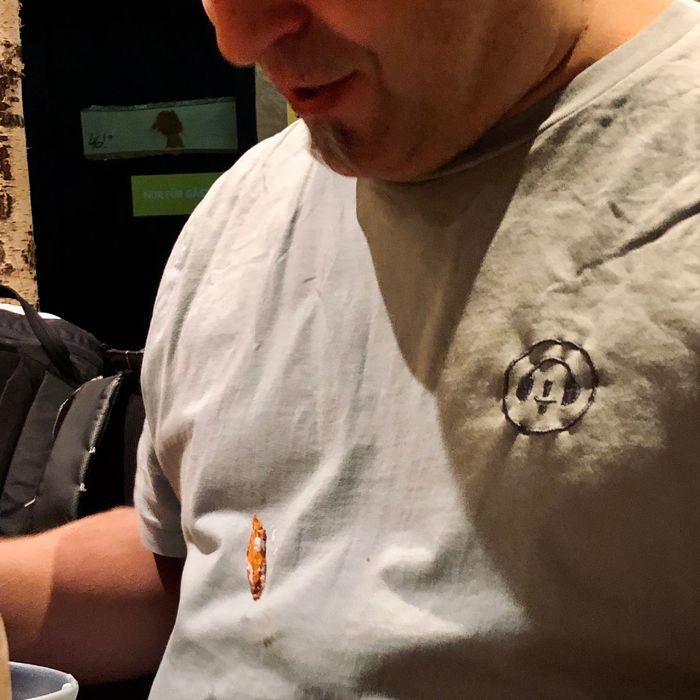 Joschi mit Pommes auf dem T-Shirt