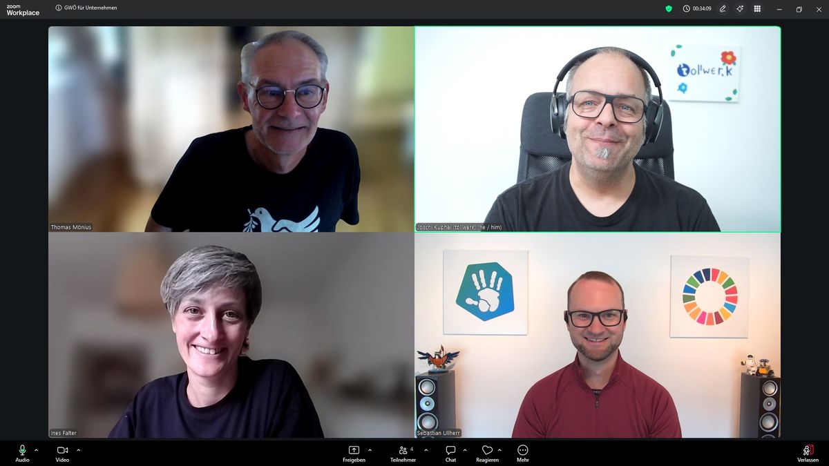 Bildschirmaufnahme von einem Zoom-Call mit vier Personen. Alle lachen in die Kamera.