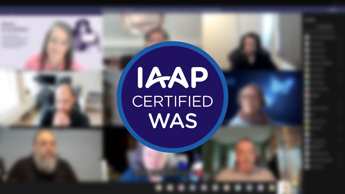 Unscharfes Bildschirmfoto von der ersten Videokonferenz zur Überarbeitung des Web Accessibility Specialist Zertifikats. Im Vordergrund liegt das „IAAP Certified WAS“-Emblem.