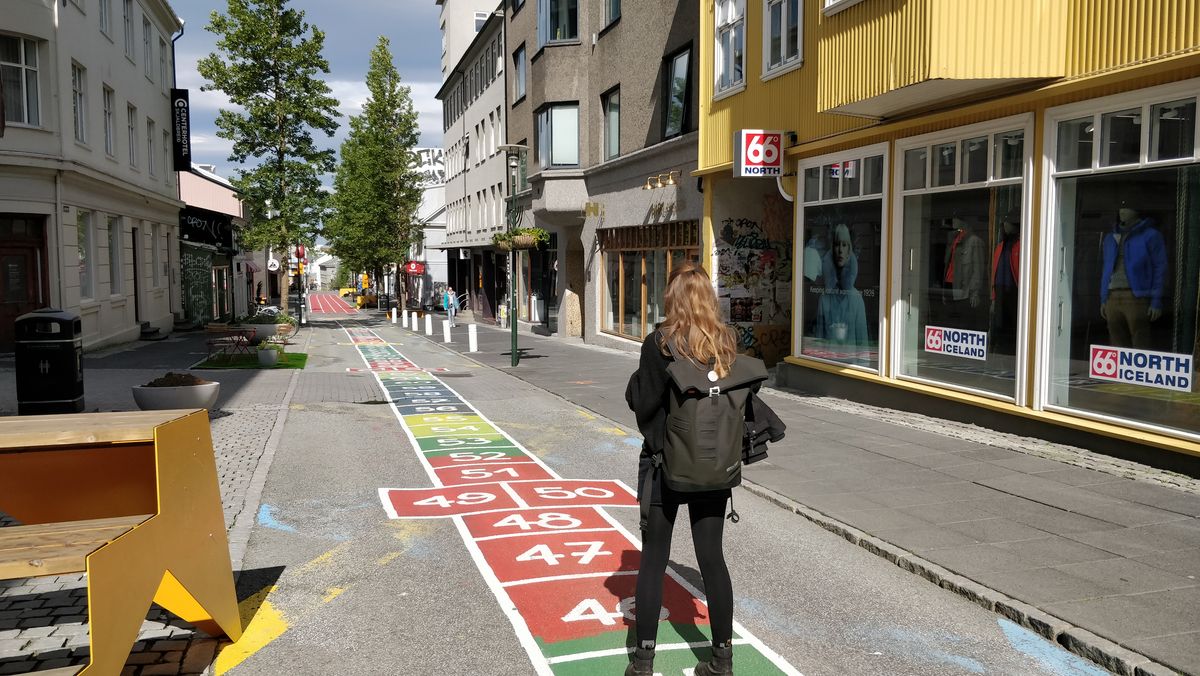 Nina spielt auf den Straßen Reykjavíks Himmel und Hölle