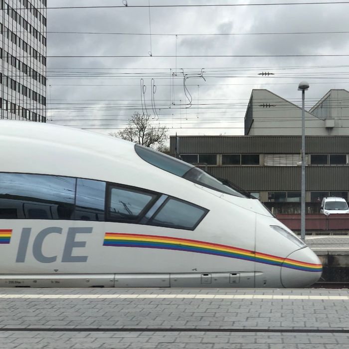 Ein ICE mit Regenbogen-Streifen